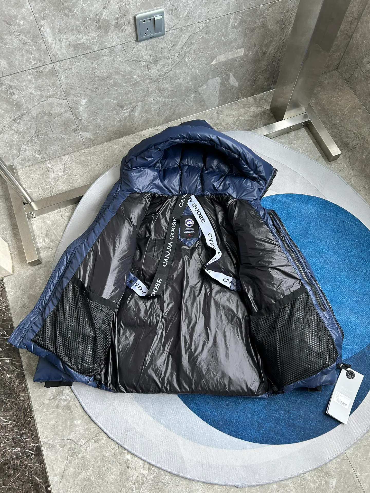 P820 ​​Dark Blue Style No.: Y111 𝘾𝘼𝙉𝘼𝘿𝘼 𝙂𝙊𝙊𝙎𝙀/Canada Goose 2023 Limited New Crofton Puff Down Jacket Pure Guangzhou Inspection 80 White Duck Down Filling‼  Top version, ceiling level‼ Crofton soft bread, the latest style in 2023, has a cold protection effect of up to level 4. It is made of recycled Feather-Light tear-resistant fabric. It is ultra-light and has no weight on the upper body at all! The unique black label highlights your temperament‼  Canada Goose, a Canadian brand, has always been recognized as the warmest down jacket. Various Instagram celebrities, Internet celebrities, and celebrities often wear it for street photos. I do Canada Goose every year, but I still can’t get rid of my love for the geese. No matter how cold the winter is, there is no need to be afraid, because there are geese! Filled with 80% white duck down, Canada Goose is the legendary warmest down jacket and is known as a must-have for Arctic outdoor sports! The most popular down jacket in the world, celebrities are rushing to buy it, it is a must-have! Same style for men and women Size: S~XXL
